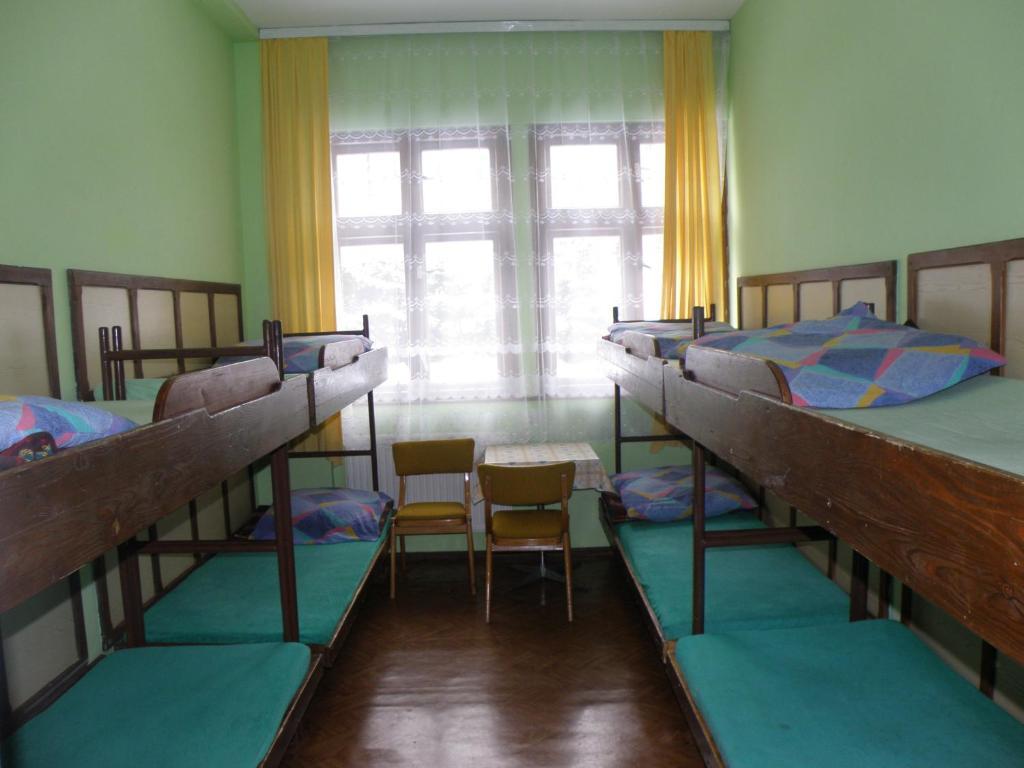 Хостел Szkolne Schronisko Mlodziezowe Zloty Widok Пеховице Номер фото