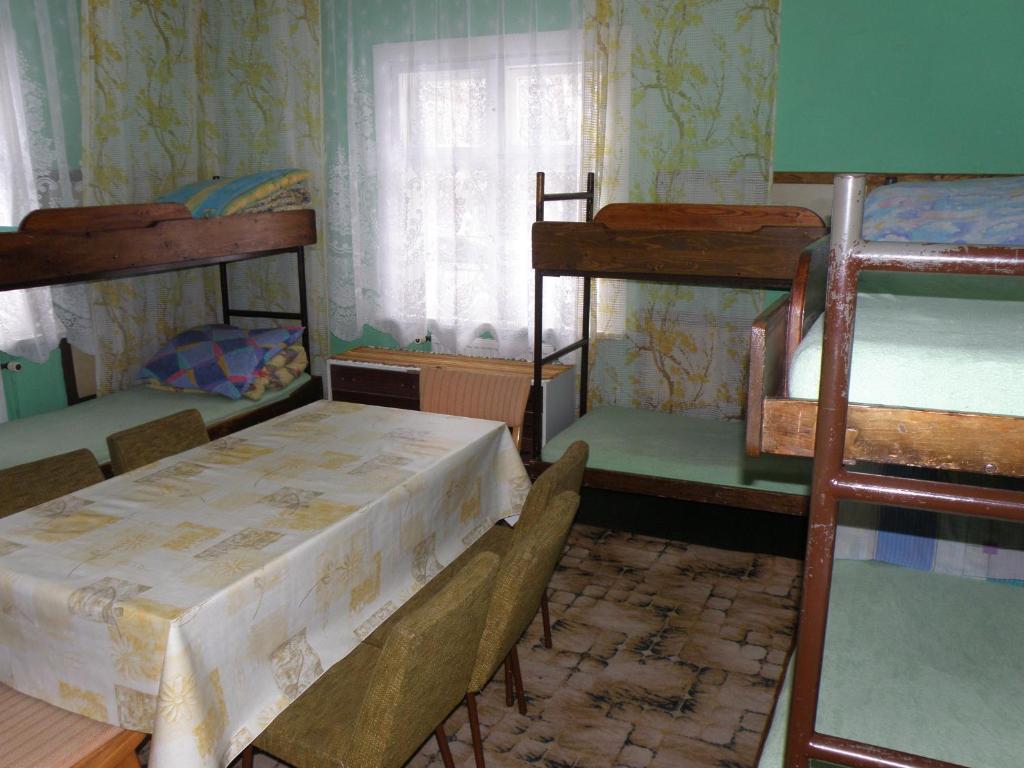 Хостел Szkolne Schronisko Mlodziezowe Zloty Widok Пеховице Номер фото