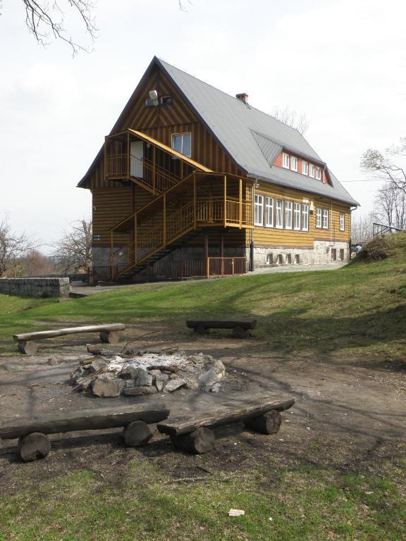 Хостел Szkolne Schronisko Mlodziezowe Zloty Widok Пеховице Экстерьер фото