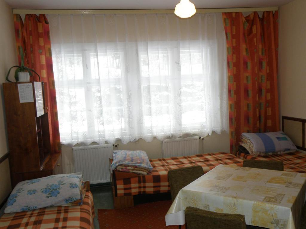 Хостел Szkolne Schronisko Mlodziezowe Zloty Widok Пеховице Экстерьер фото